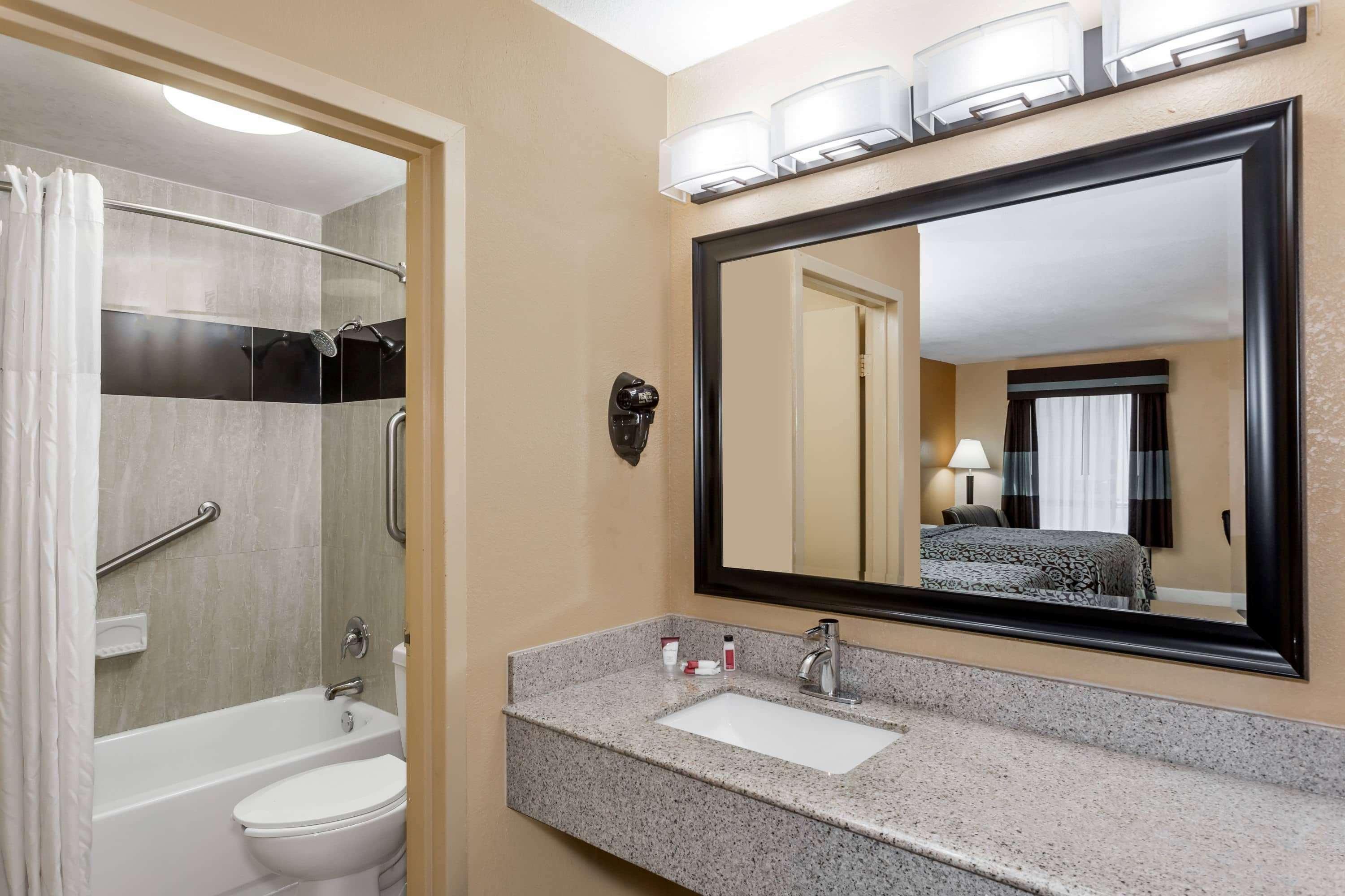 Days Inn By Wyndham Sarasota Bay Exteriér fotografie